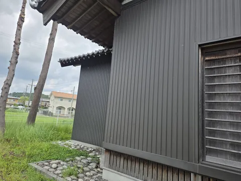 秋葉神社の社殿を側方から見る。