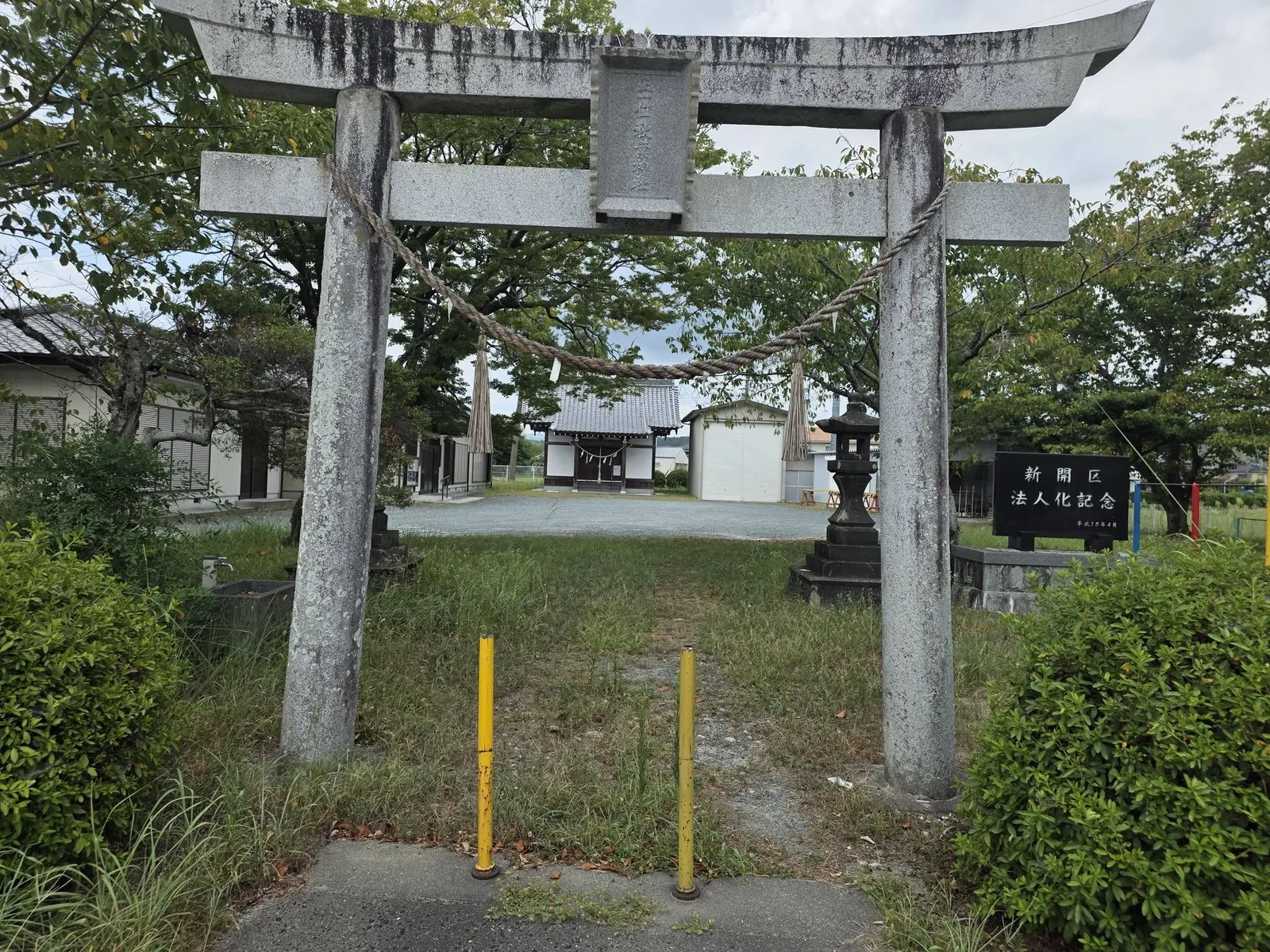 石造鳥居の正面から秋葉神社の社殿を望む。
