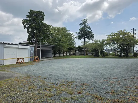 広い境内と社殿、周辺の建物。