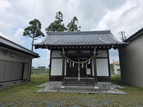 注連縄を掛けた秋葉神社の社殿正面。