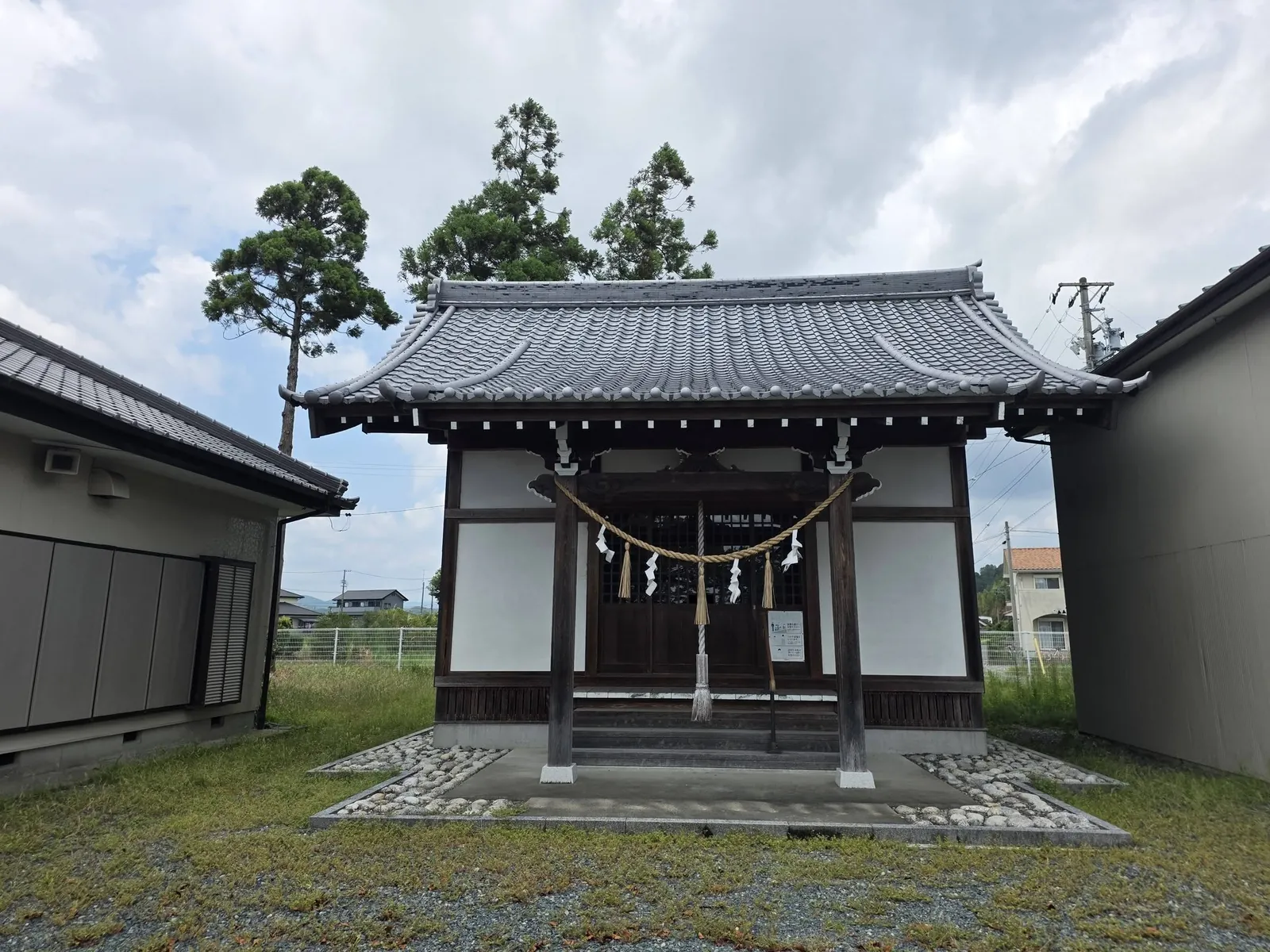 注連縄を掛けた秋葉神社の社殿正面。