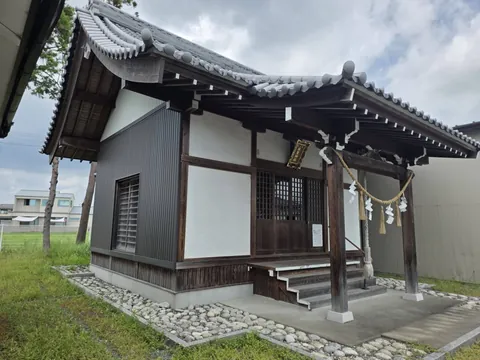秋葉神社の社殿を斜め前方から見る。