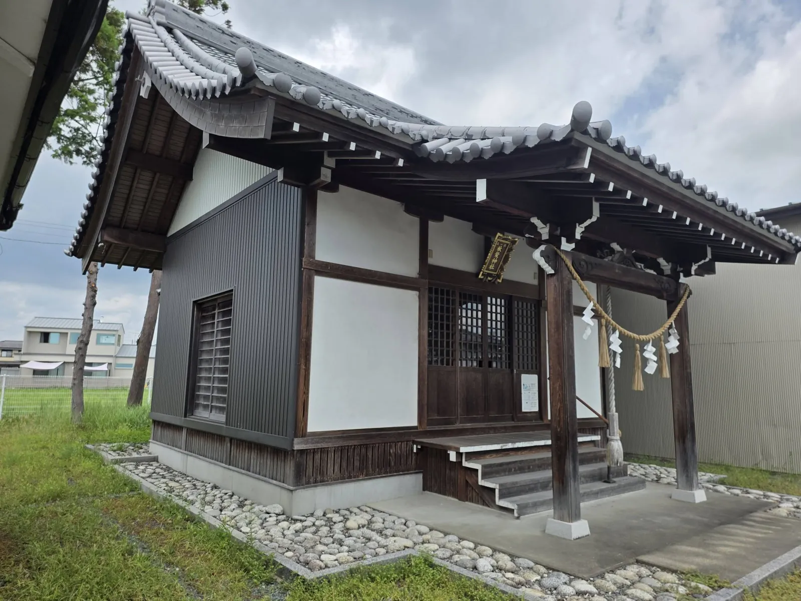 秋葉神社の社殿を斜め前方から見る。