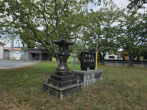 石灯籠と秋葉神社の記念碑。