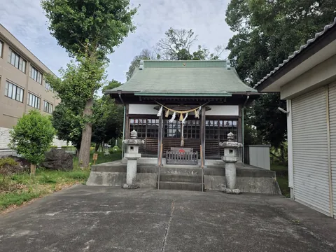 参道の正面に建つ社殿。緑青色の屋根と一対の石灯籠。平成10年(1998)に建て替えられた現社殿。