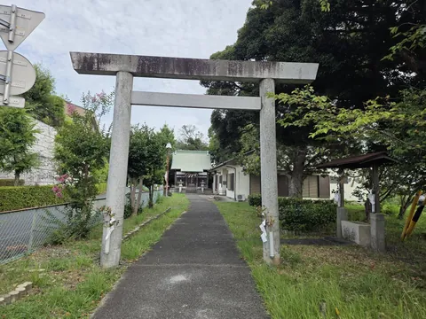 南向きの参道入口に建つ石造鳥居。奥に社殿を望む。