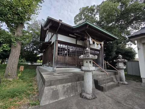 社殿を斜め前方から見る。基壇の上に拝所を設け、石灯籠を左右に置く。