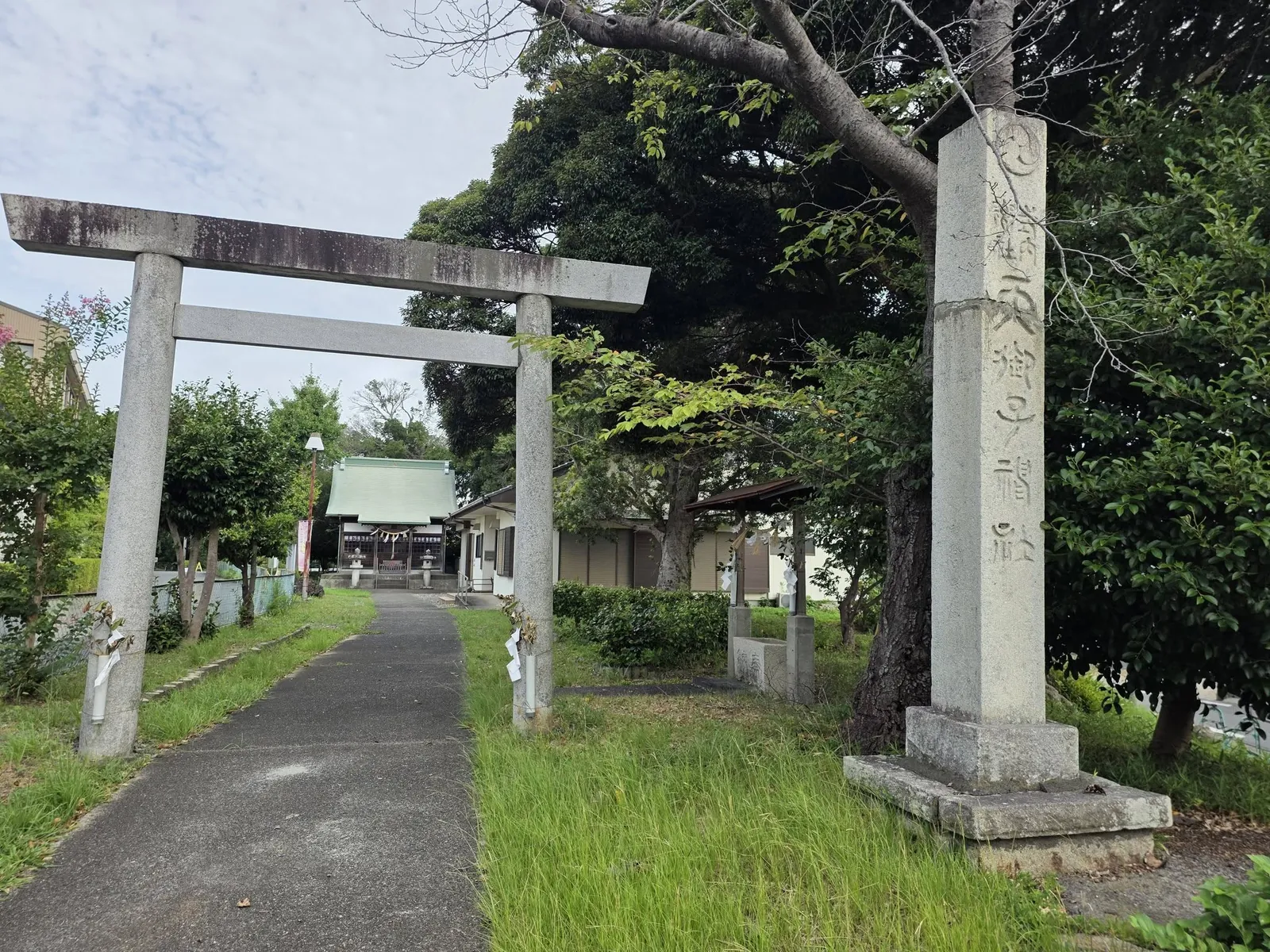 参道入口の社号標と鳥居。社号標は上部に神紋を刻み、その下に「天御子神社」と記す。