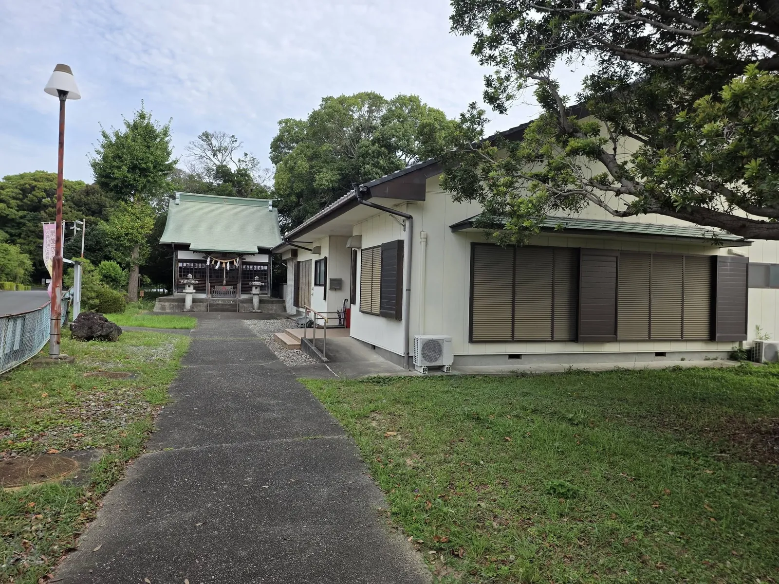 境内の全景。参道の左手に社務所、正面奥に社殿が並ぶ。