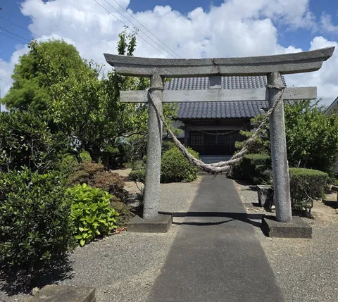 大頭龍神社：鳥居から望む大頭龍神社の拝殿。