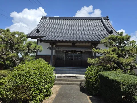 正面から見た大頭龍神社の拝殿。