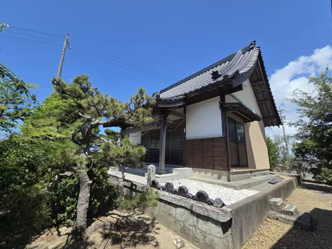 斜め前から見た大頭龍神社の拝殿。