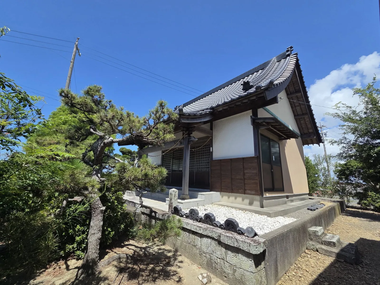 斜め前から見た大頭龍神社の拝殿。