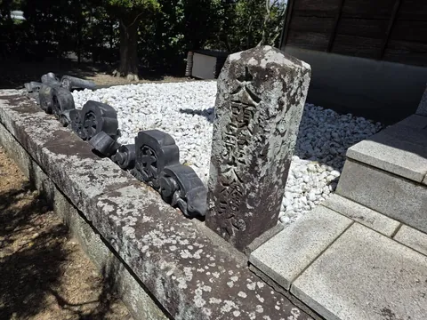 「大頭龍大明神」と刻まれた石標。