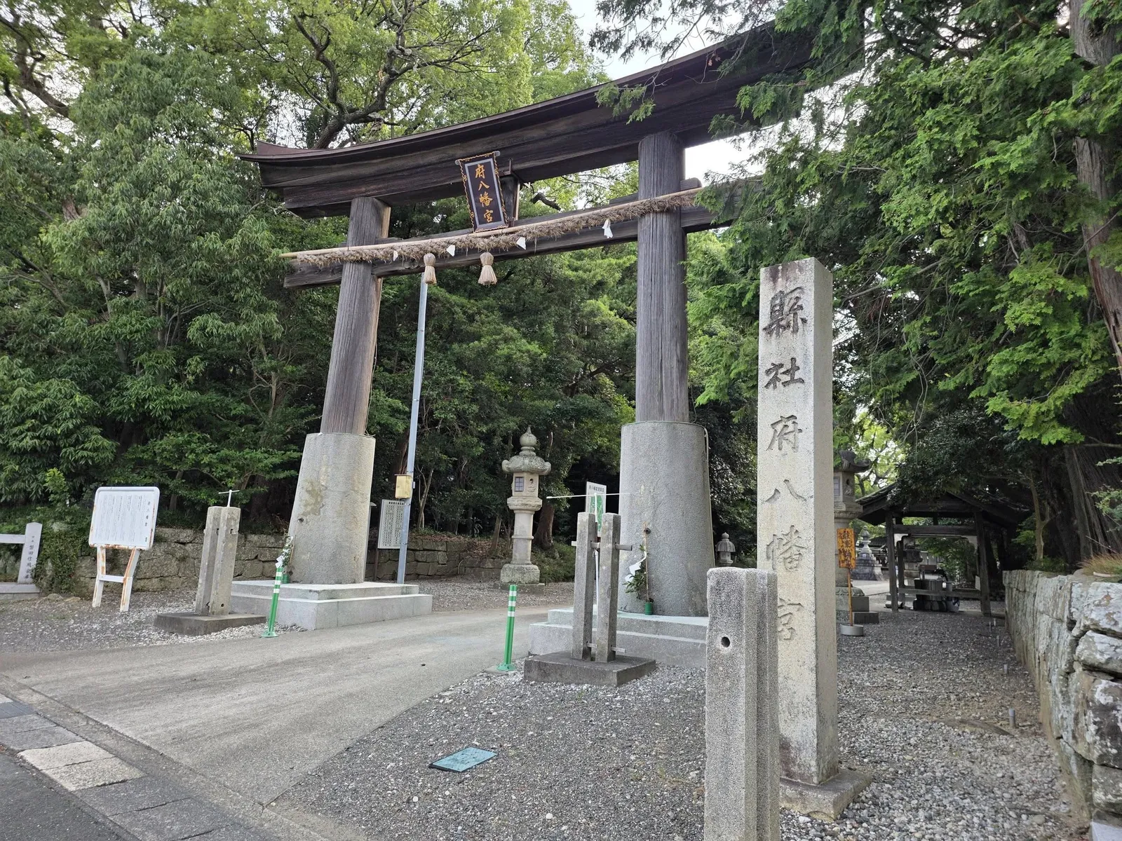 一の鳥居と社号標。