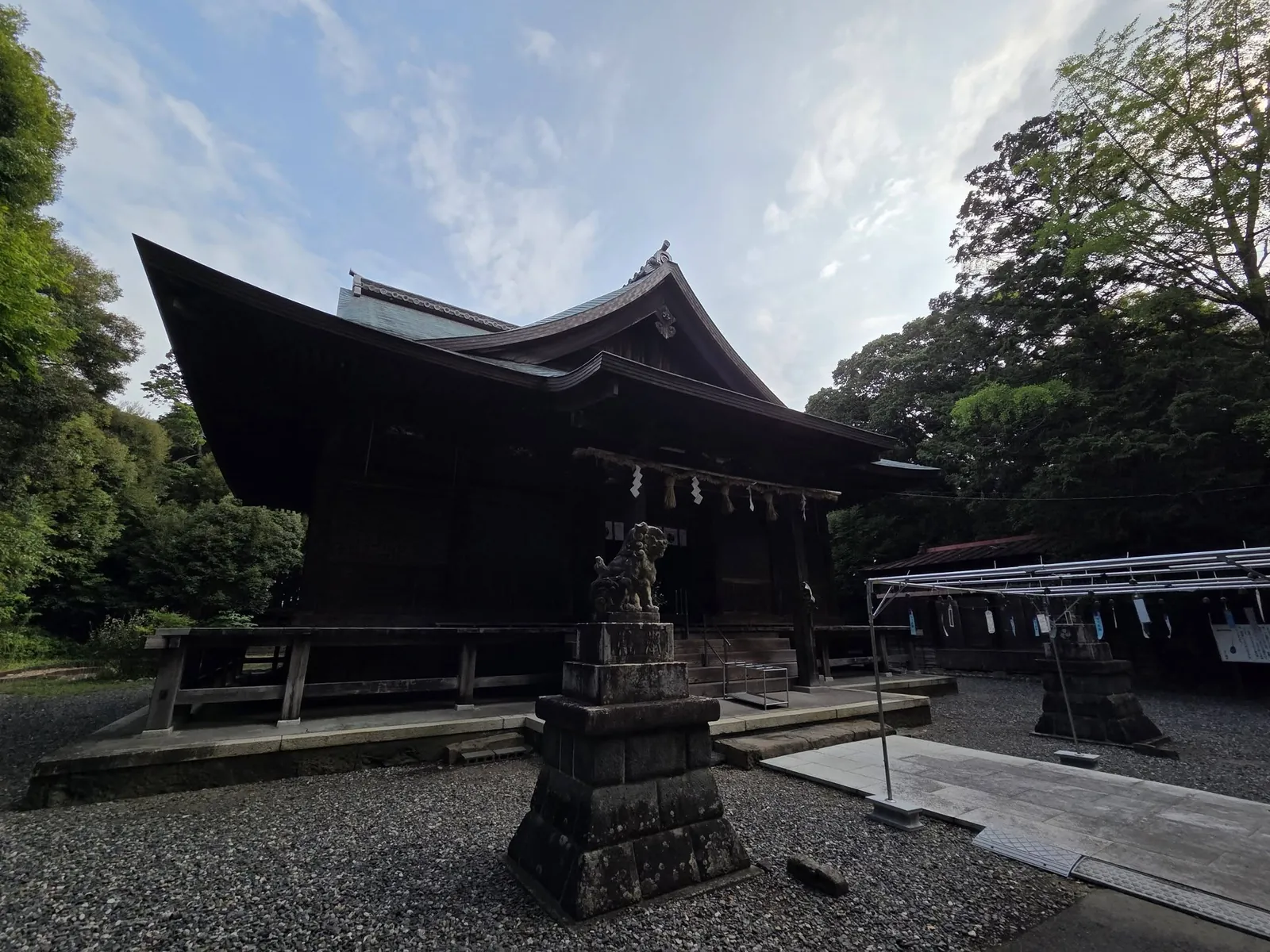 拝殿を斜め前方から見る。
