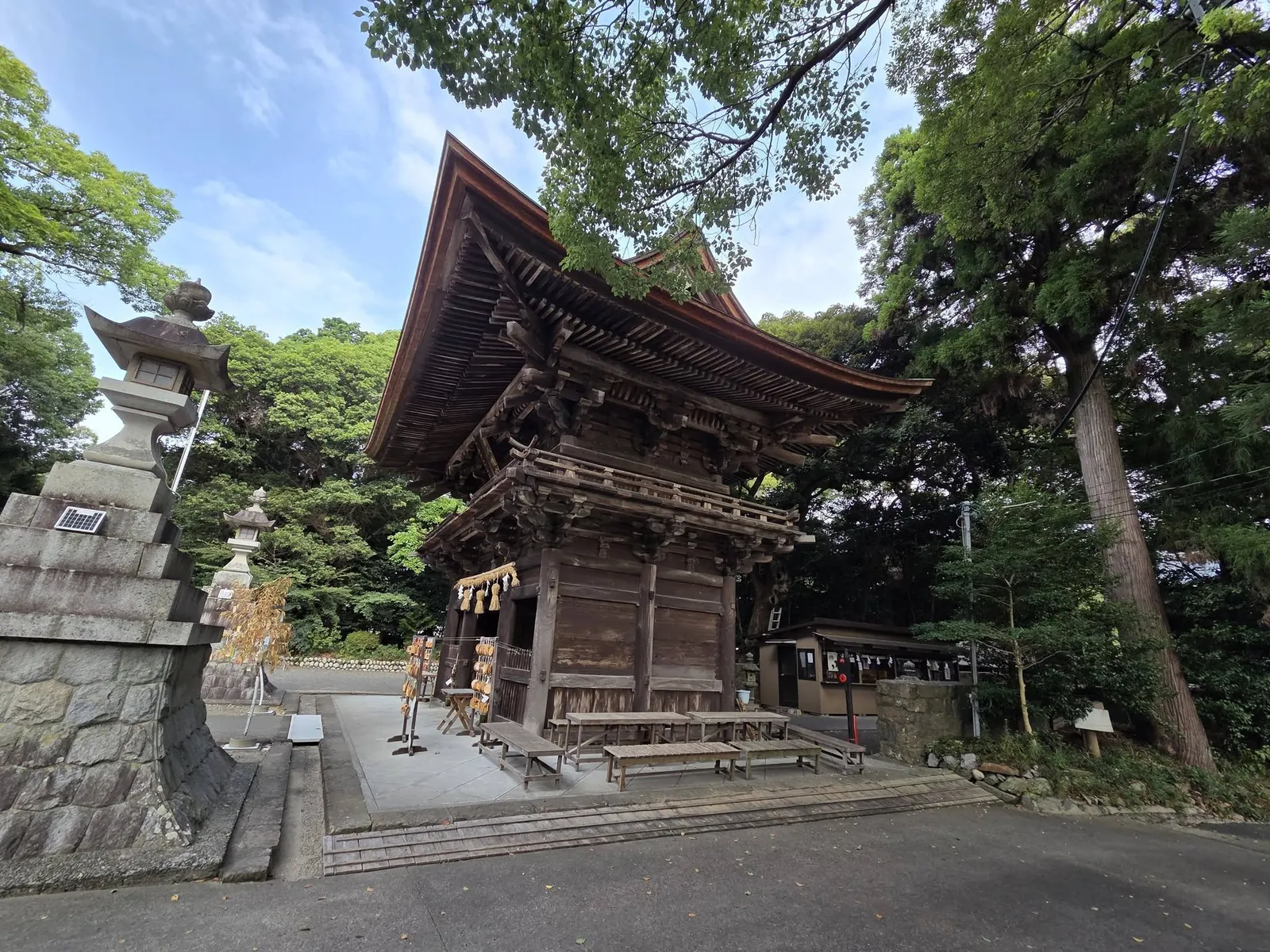 参道途中の楼門。