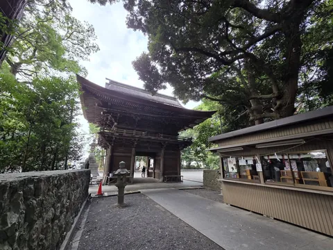 楼門と境内の授与所。