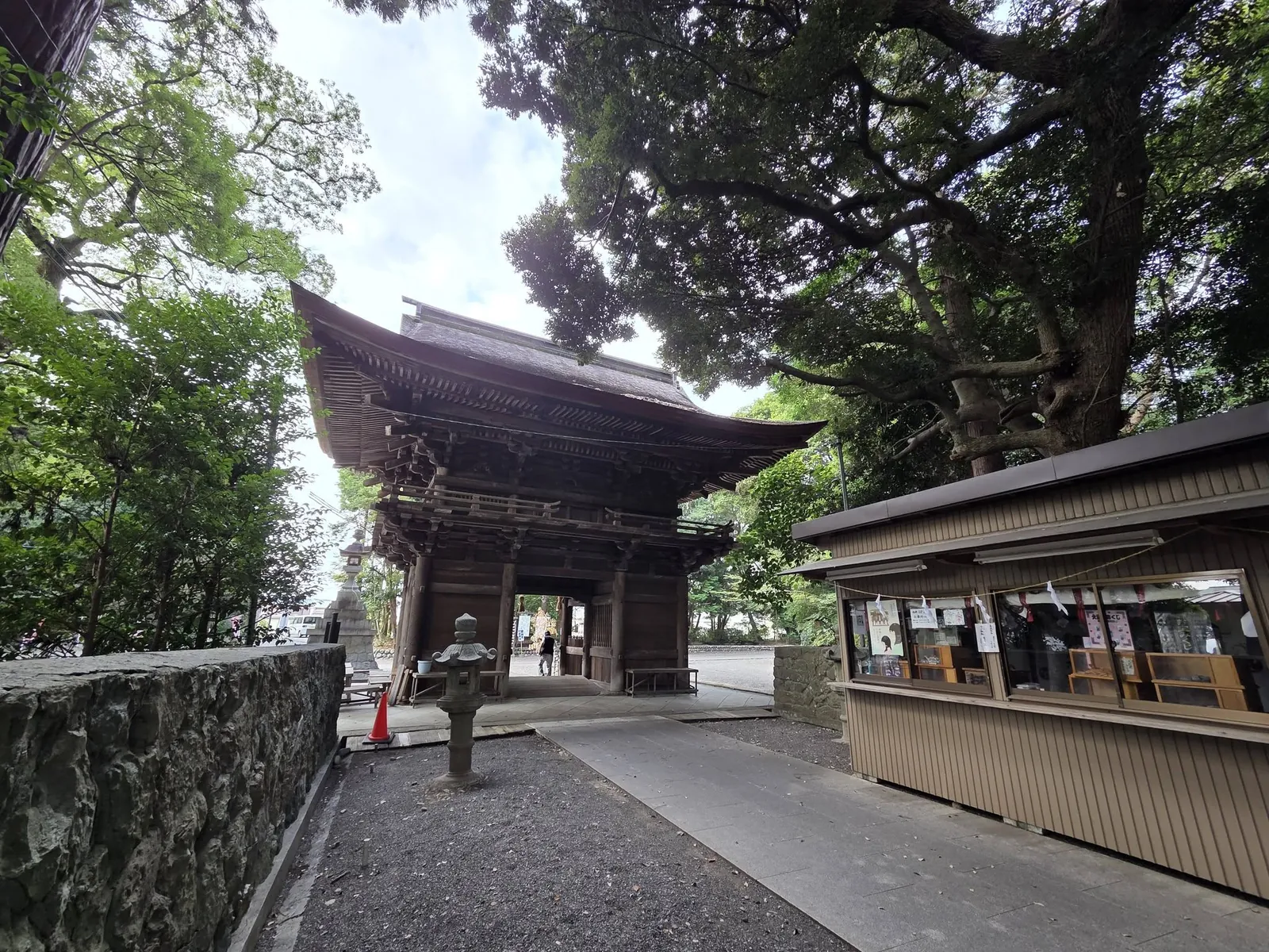 楼門と境内の授与所。