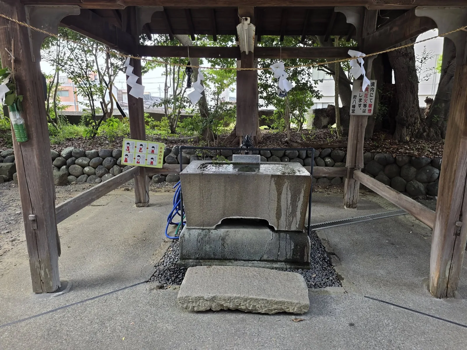 手水舎の石造水盤。