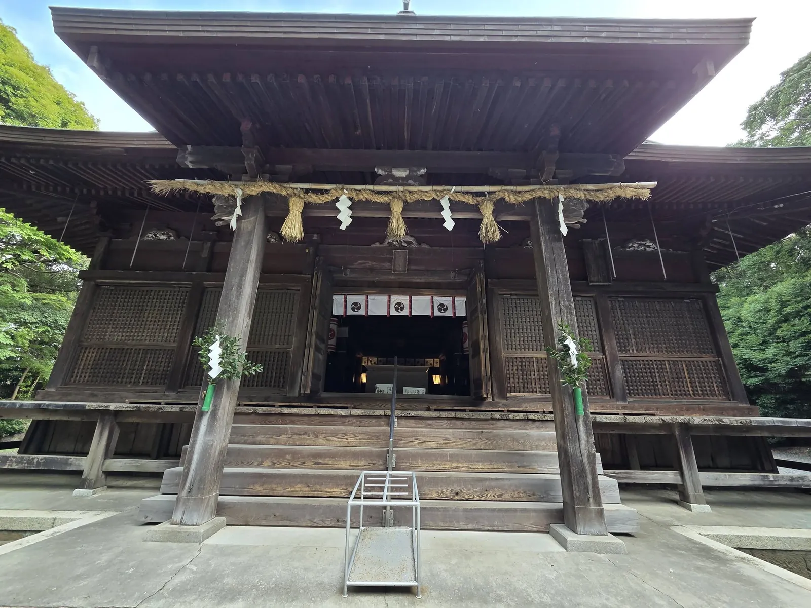 拝殿正面。向拝に注連縄を張る。