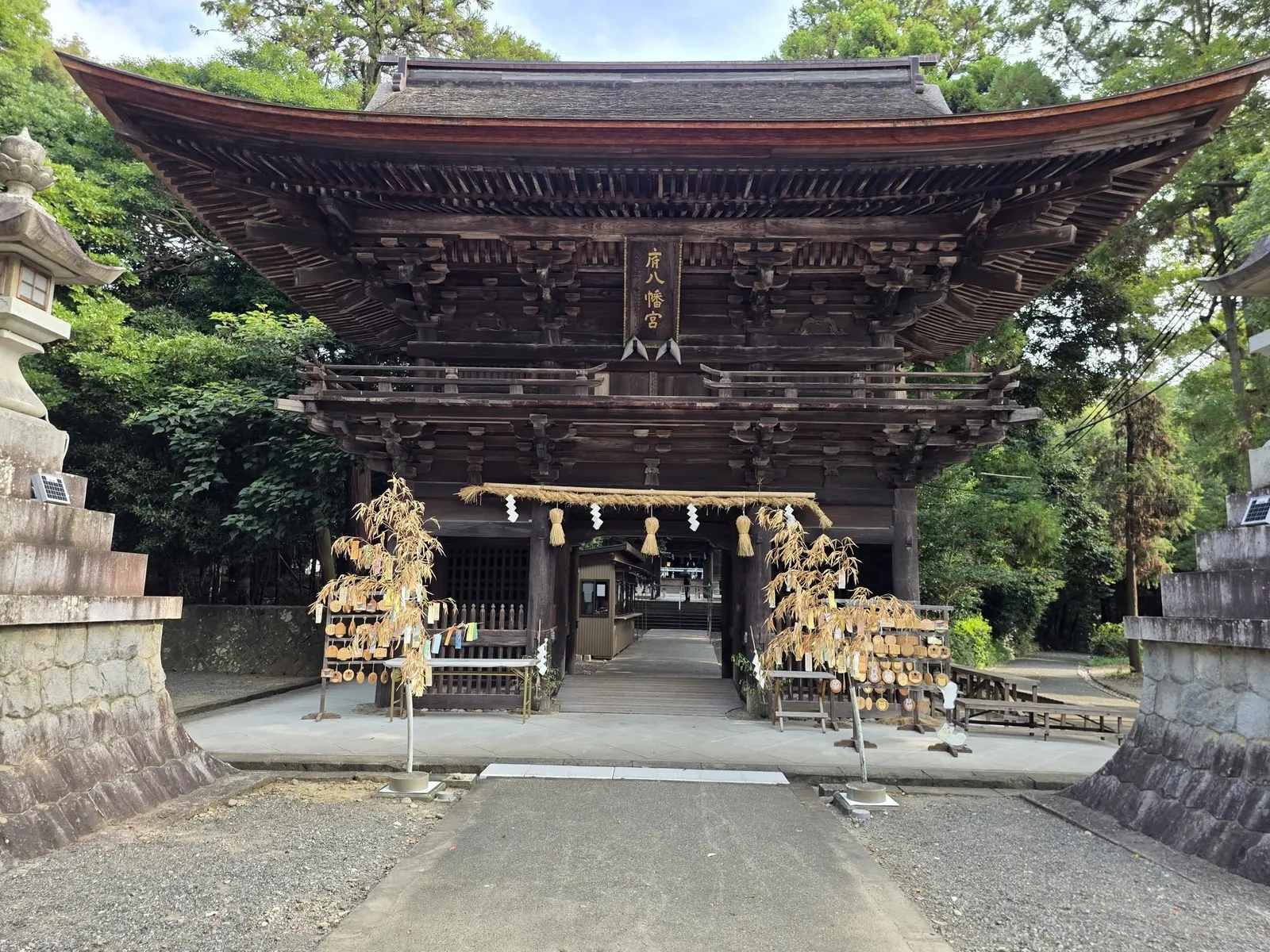 参道正面から見た楼門。