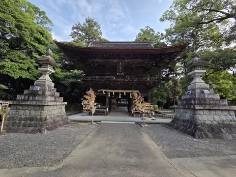 府八幡宮：参道から望む楼門の全景。