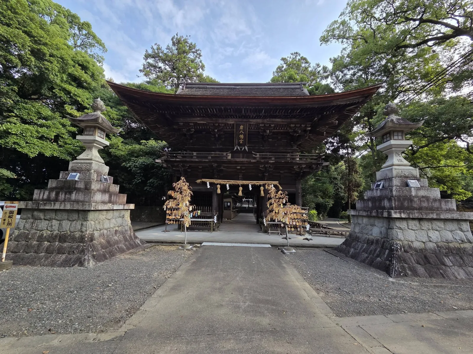参道から望む楼門の全景。