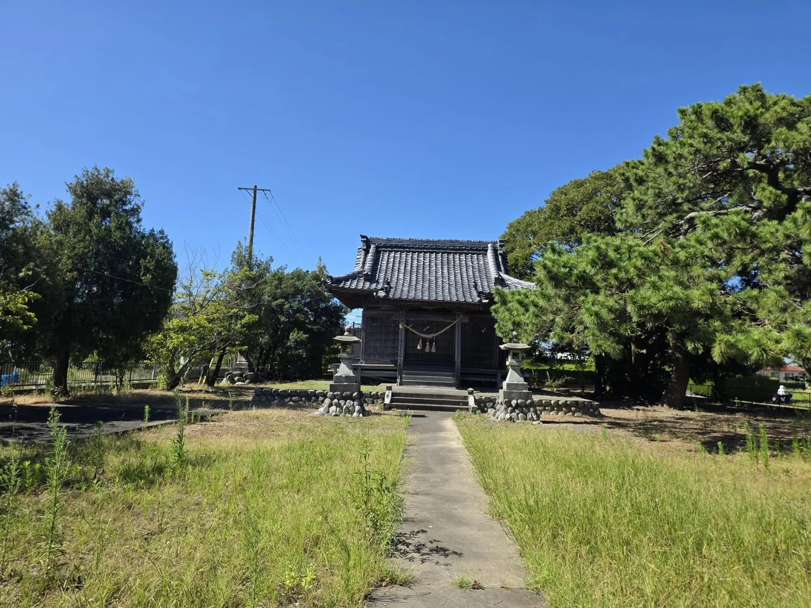 参道の正面に建つ八幡神社の社殿。