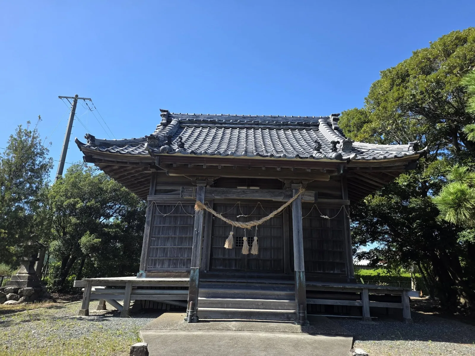 注連縄を掛けた八幡神社の社殿正面。