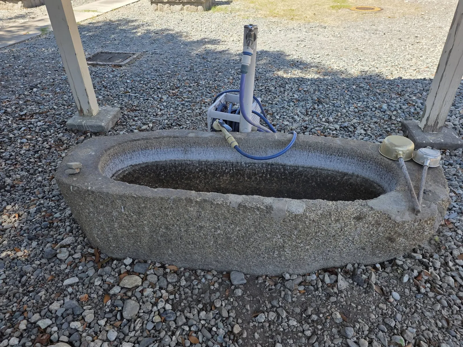 境内に置かれた石造の手水鉢。