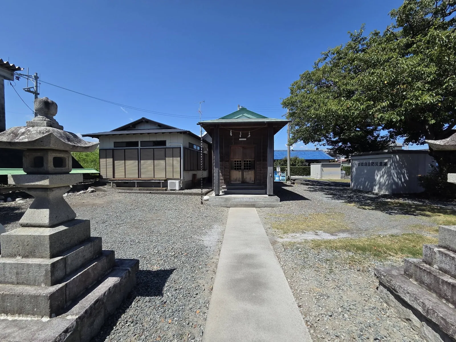 参道正面から見た八幡神社の境内と社殿。