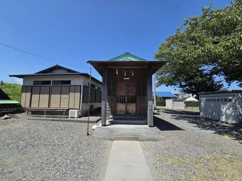 八幡神社：正面から見た八幡神社の社殿。