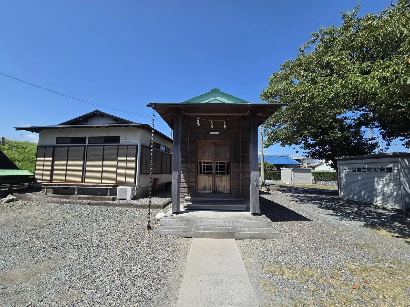 正面から見た八幡神社の社殿。