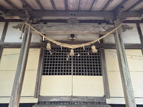 注連縄を掛けた八幡神社の社殿正面。