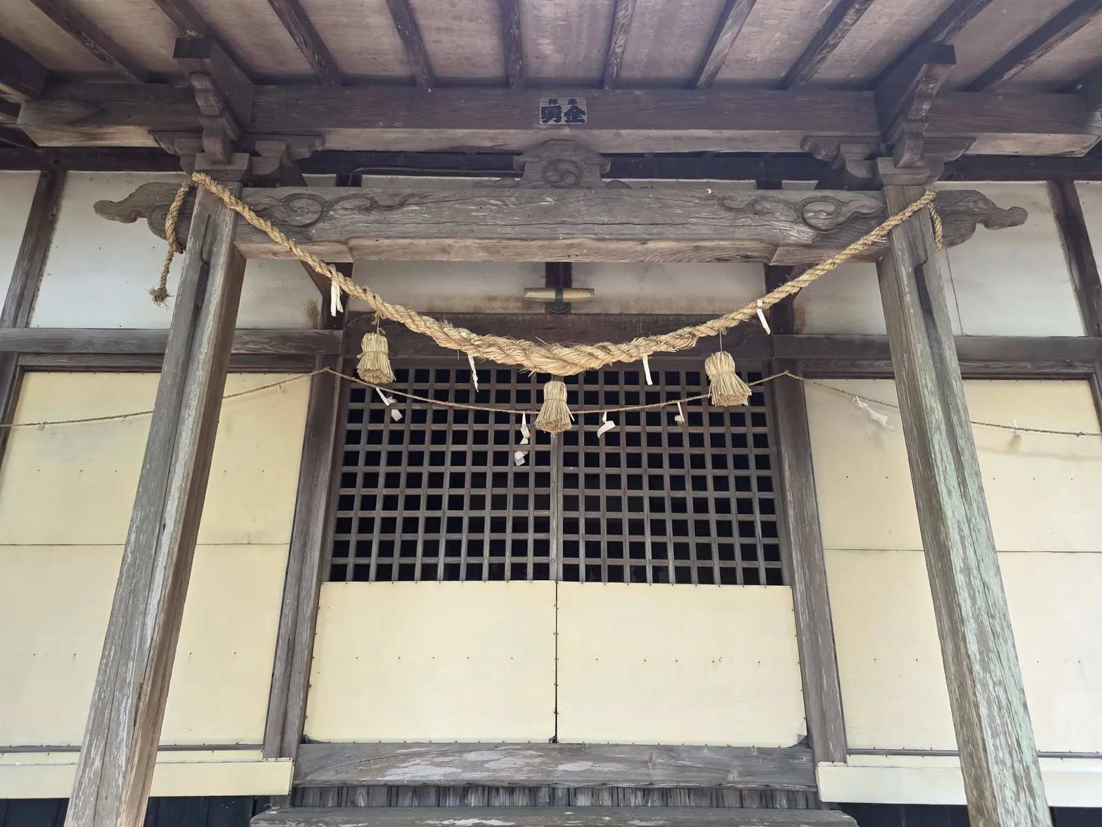 注連縄を掛けた八幡神社の社殿正面。
