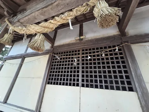 社殿正面の注連縄と木格子。