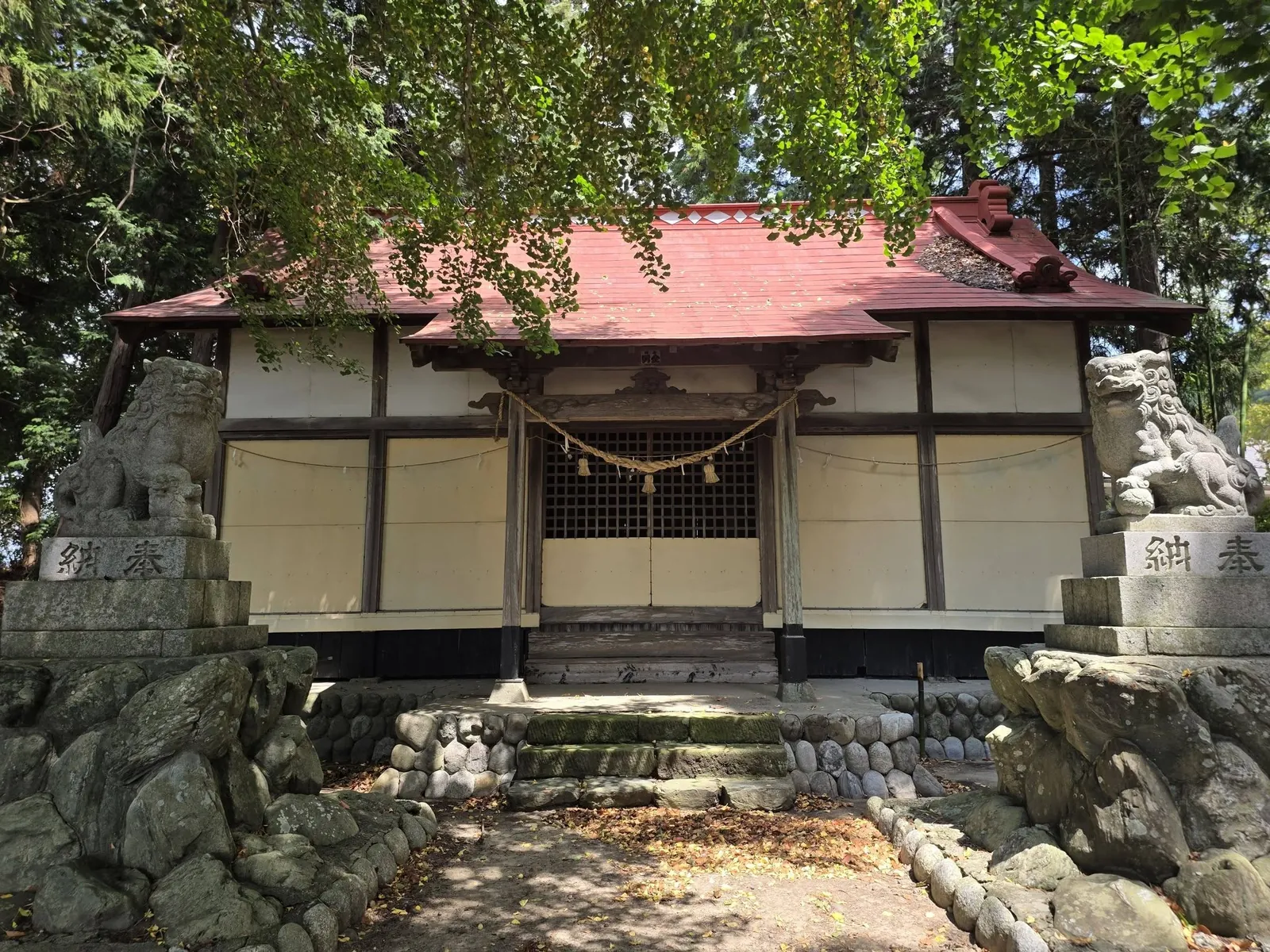 木立の中に建つ八幡神社の社殿正面。