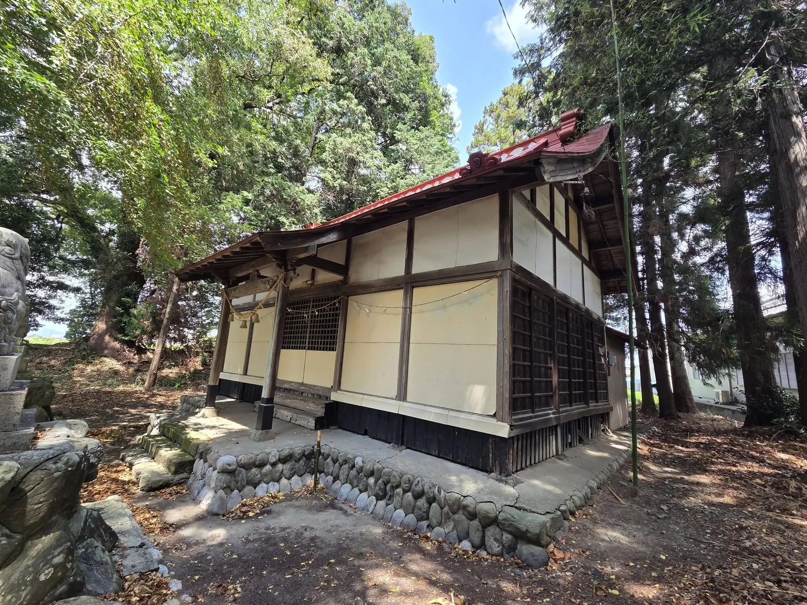 八幡神社の社殿を斜め前方から見る。