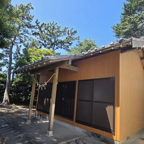 八幡神社：木立に鎮座する社殿。
