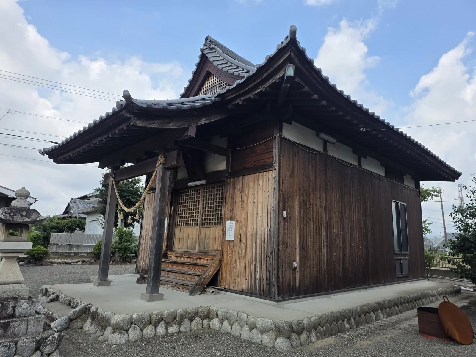 八幡神社の隣に建つ御嶽神社の社殿を斜め前方から見る。