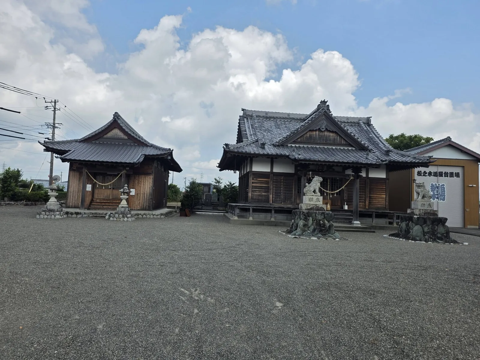 同じ境内に並ぶ御嶽神社（左）と八幡神社（右）の社殿。