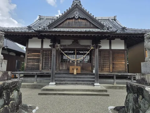 注連縄を掛けた八幡神社の社殿正面。