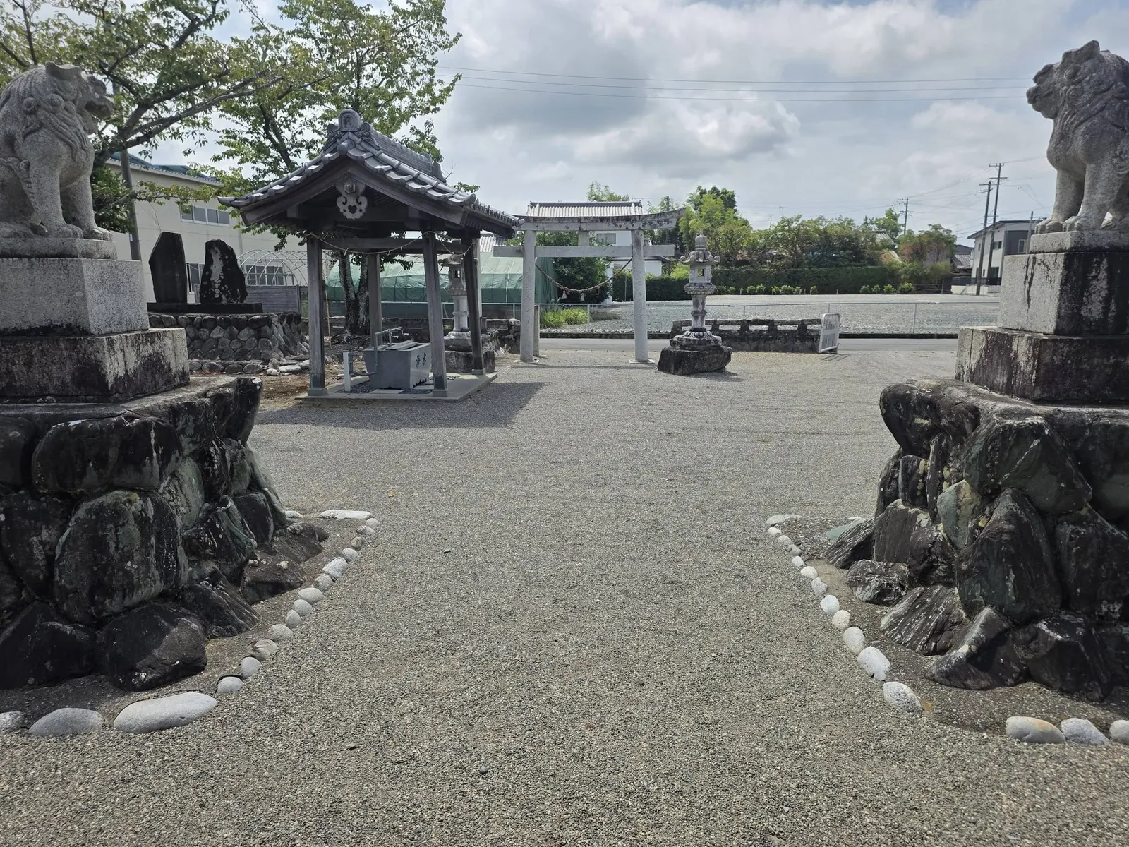 狛犬の間から鳥居と境内入口を望む。