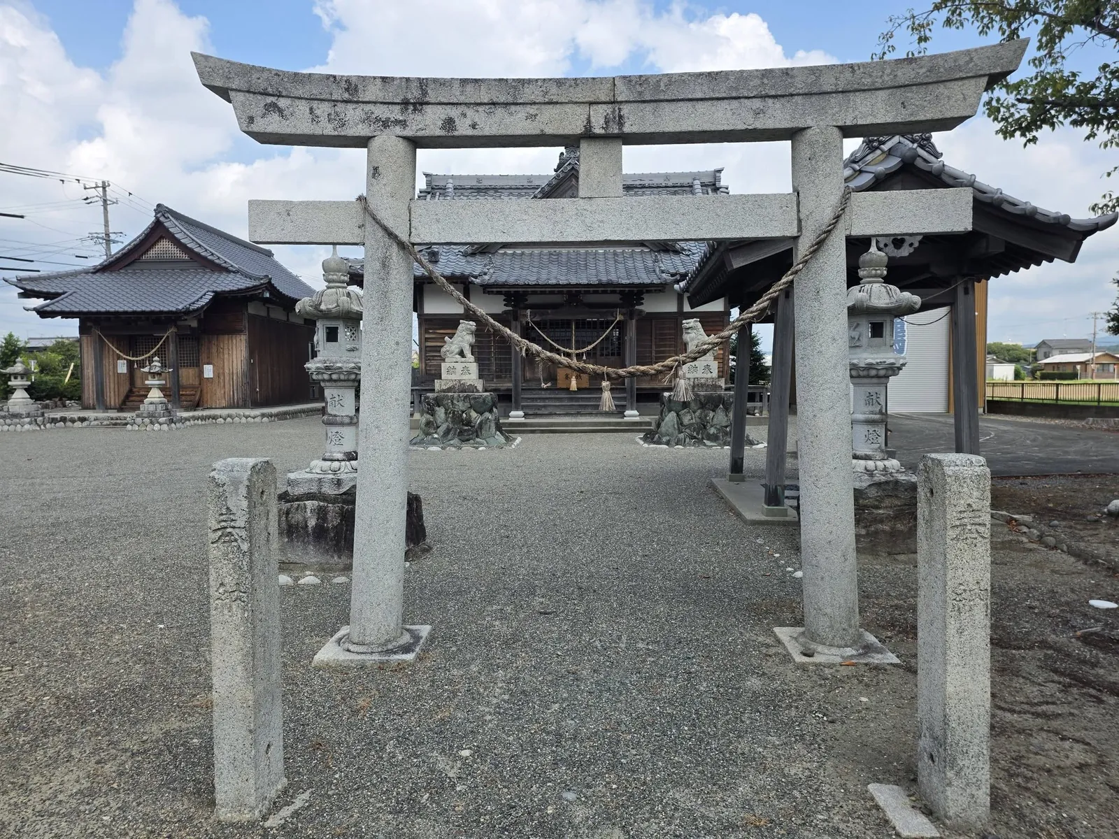 石造鳥居の正面から八幡神社と御嶽神社の両社殿を望む。