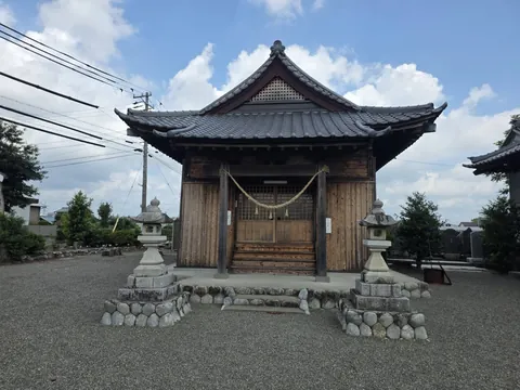 石灯籠を前に建つ御嶽神社の社殿正面。