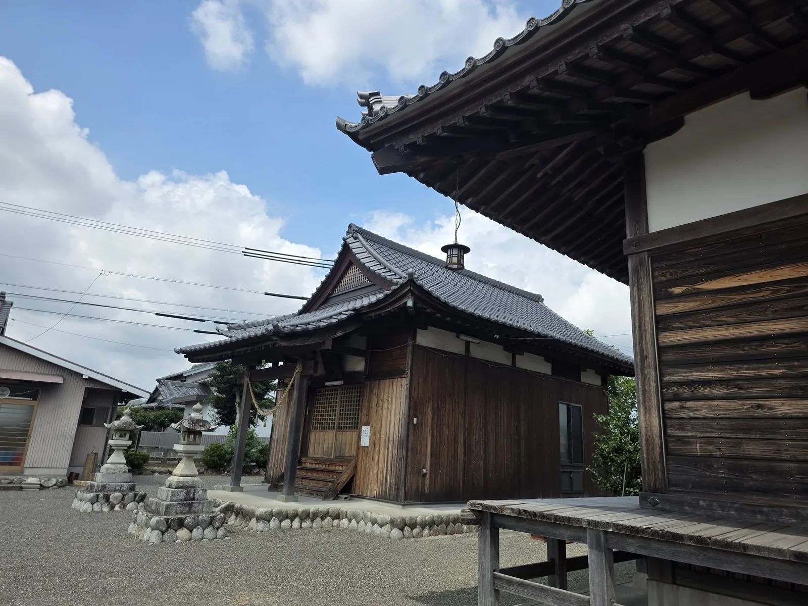 八幡神社の社殿脇から御嶽神社を望む。