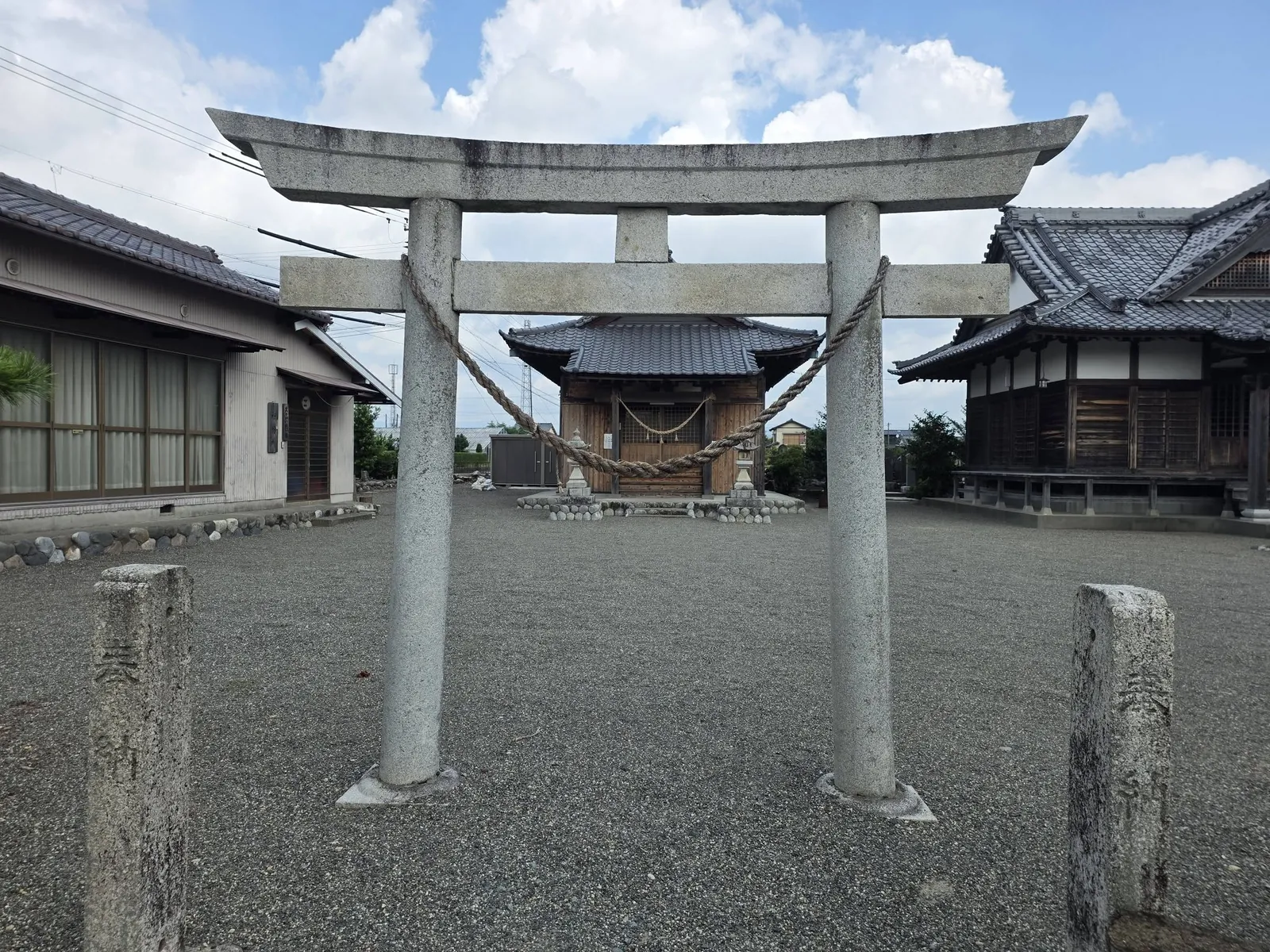 鳥居越しに御嶽神社の社殿を望む。