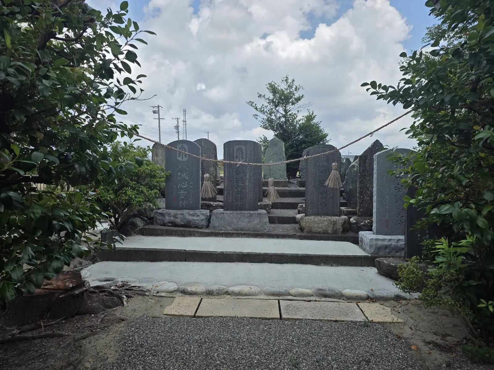 境内の一角に並ぶ石碑。