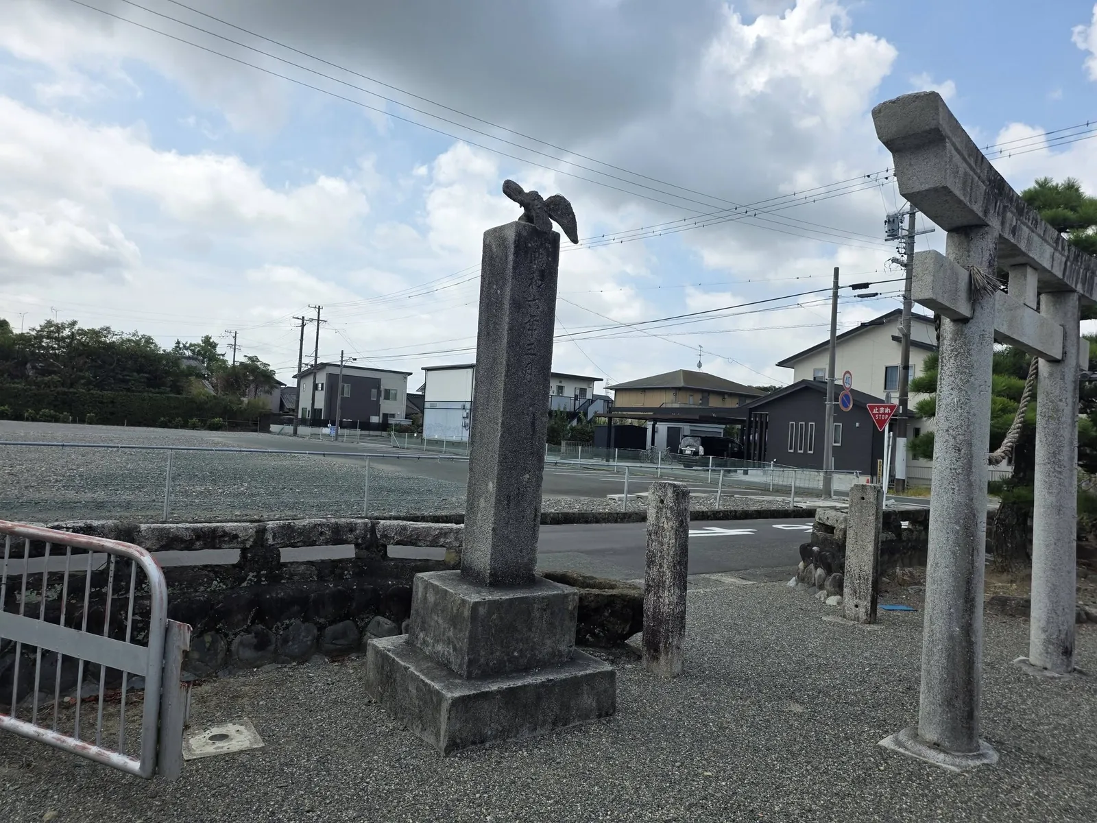 境内入口に立つ石柱と石造鳥居。